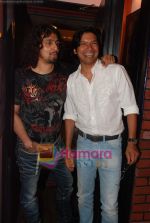 Sonu Nigam, Shaan at the Song recording of first 3D film Bo Mamo with ten singer in Aadersh Shrivastava studio, Juhu on 4th Aug 2010 (3).JPG