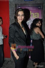 Sonam Kapoor at Aisha film premiere in PVR, Juhu on 5th Aug 2010 (9).JPG
