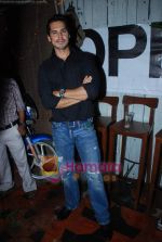 Dino Morea at Barcode 53 launch by Hiten and Gauri Tejwani in Andheri on 6th Aug 2010 (8).JPG