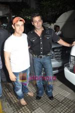 Aamir Khan, Salman Khan at the special screening of Peepli Live  in Ketnav on 10th Aug 2010 (129).JPG