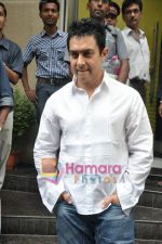 Aamir Khan watch Peepli live in Pixion,Bandra, Mumbai on 12th Aug 2010 (15).JPG