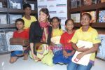 Isha Koppikar with Akanksha children at Welspun showroom in Andhero on 12th Aug 2010 (31).JPG