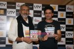 Manoj Bajpai, Prakash Jha at Raajneeti DVD launch in Reliance Trends, Bandra on 14th Aug 2010 (9).JPG