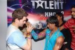 Neil Mukesh on the sets of India_s Got Talent in Filmcity on 21st Aug 2010 (21).JPG