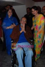 Shammi Kapoor, Sharmilla Tagore at One Evening in PARIS screening for Radio Mirchi_s Purani Jeans in PVR on 21st Aug 2010 (14).JPG
