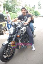 John Abraham takes a bike ride with RJ Malishka in Bandra, Mumbai on 22nd Aug 2010 (3).JPG