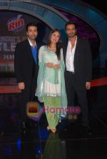 Kareena Kapoor, Karan Johar, Arjun Rampal Promote We Are Family movie on the sets of India_s Got Talent in Filmcity on 23rd Aug 2010 (2).JPG