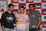 Aamir Khan, Madhavan, Sharman Joshi at 3 Idiots DVD launch in Grand Hyatt on 27th Aug 2010 (4).JPG