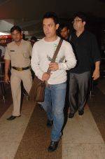Aamir Khan returns from Delhi after showing Peepli Live to the PM on 30th Aug 2010 (2).JPG