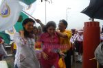 Juhi Chawla at I lOve Mumbai sappling distribution in Marine Drive on 29th Aug 2010 (13).JPG