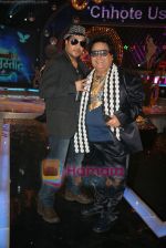 Mika Singh and Bappi Lahiri on the sets of Chote Ustaad on 30th Aug 2010 (11).JPG
