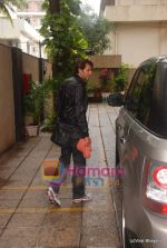 Hrithik Roshan returns from Spain - snapped with Suzanne and kids in Juhu on 31st Aug 2010 (10).JPG