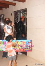 Hrithik Roshan returns from Spain - snapped with Suzanne and kids in Juhu on 31st Aug 2010 (2).JPG