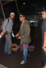 Shahrukh Khan snapped as he returns from Kolkatta on 31st Aug 2010 (8).JPG
