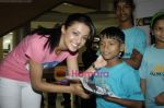 Surveen Chawla at Set Up 3-d promotional event with Akanksha kids in Inorbit, Malad on 1st Sept 2010 (28).JPG