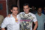 Aamir Khan, Salman Khan watch Salman Khan_s Dabangg in Ketnav, Mumbai on 6th Sept 2010 (17).JPG