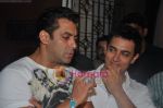 Aamir Khan, Salman Khan watch Salman Khan_s Dabangg in Ketnav, Mumbai on 6th Sept 2010 (3).JPG