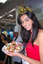 Miss India Neha Hinge at World Kitchen in Malad on 6th Sept 2010 (19).JPG