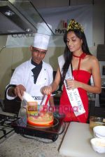 Miss India Neha Hinge at World Kitchen in Malad on 6th Sept 2010.JPG
