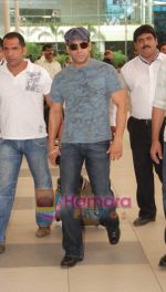 Salman Khan returns from Nagpur in Mumbai Airport on 6th Sept 2010 (2).JPG