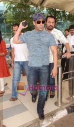 Salman Khan returns from Nagpur in Mumbai Airport on 6th Sept 2010 (4).JPG