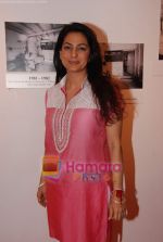 Juhi Chawla at Anupam Kher_s art exhibition in Bandra on 7th Sept 2010 (12).JPG