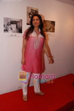 Juhi Chawla at Anupam Kher_s art exhibition in Bandra on 7th Sept 2010 (6).JPG