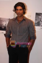 Sikander Kher at Anupam Kher_s art exhibition in Bandra on 7th Sept 2010 (26).JPG