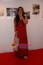 Tabu at Anupam Kher_s art exhibition in Bandra on 7th Sept 2010 (64).JPG