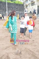 Twinkle Khanna at Akshay Kumar_s Ganpati visarjan on 12th Sept 2010 (13).JPG