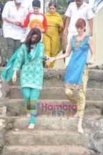 Twinkle Khanna at Akshay Kumar_s Ganpati visarjan on 12th Sept 2010 (8).JPG