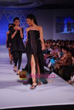 Candice Pinto walk the ramp at the launch of Avon Cosmetics in Taj Land_s End on 14th Sept 2010 (11).JPG