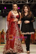 Diana Hayden walks the ramp for Archana Kocchar at Kolkatta Fashion Week in Kolkatta on 1th Sept 2010 (4).jpg