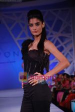 Model walk the ramp at the launch of Avon Cosmetics in Taj Land_s End on 14th Sept 2010 (79).JPG