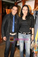 Yash Tonk, Gauri Tonk at Fuel_s festive collection hosted by Manish Goel in Bandra on 14th Sept 2010 (10).JPG