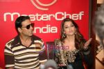 Akshay Kumar, Aishwarya Rai Bachchan on the sets of Master Chef in Film City on 16th Sept 2010 (18).JPG