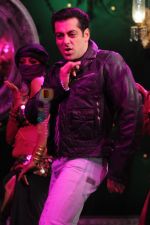 Salman Khan shoot for bigg boss 4 music video for COLORS in Film City, Goregaon on 16th Sept 2010 (3)~0.JPG