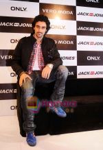 Kunal Kapoor at Vero Moda Delhi show in Delhi on 11th Sept 2010 (3).jpg