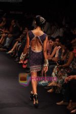 Model walks the ramp for Anita Dongre Show at Lakme Winter fashion week day 1 on 17th Sept 2010 (29).JPG