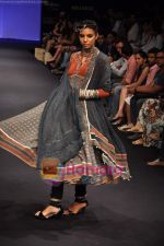 Model walks the ramp for Anita Dongre Show at Lakme Winter fashion week day 1 on 17th Sept 2010 (63).JPG