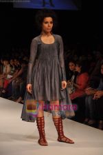 Model walks the ramp for Digvijay Singh Show at Lakme Winter fashion week day 1 on 17th Sept 2010 (2).JPG