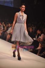 Model walks the ramp for Juilee Bendhkhale Show at Lakme Winter fashion week day 1 on 17th Sept 2010 (2).JPG