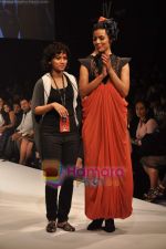 Model walks the ramp for Juilee Bendhkhale Show at Lakme Winter fashion week day 1 on 17th Sept 2010 (5).JPG