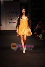 Model walks the ramp for Krishna Mehta Show at Lakme Winter fashion week day 1 on 17th Sept 2010 (15).JPG