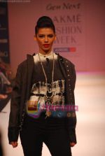 Model walks the ramp for Ruchika Sachdeva Show at Lakme Winter fashion week day 1 on 17th Sept 2010 (49).JPG