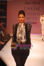 Model walks the ramp for Ruchika Sachdeva Show at Lakme Winter fashion week day 1 on 17th Sept 2010 (54).JPG