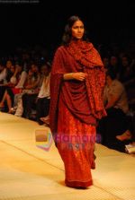 Model walks the ramp for Soumitra Show at Lakme Winter fashion week day 1 on 17th Sept 2010 (14).JPG