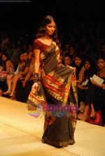Model walks the ramp for Soumitra Show at Lakme Winter fashion week day 1 on 17th Sept 2010 (17).JPG