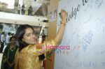 Sameera Reddy at Oberoi Mall ganpati in Goregaon on 17th Sept 2010 (18).JPG