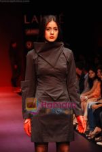 Model walks the ramp for Arjun Saluja Show at Lakme Winter fashion week day 2 on 18th Sept 2010 (18).JPG